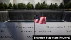 Флаг США на мемориалe жертвам терактов 9/11 в Нью-Йорке (архивное фото)