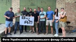 Американские ветераны Джордж Чунинг, Уильям Аттиг, Линдси Черч, Ди Джей Скелтон, Кори Байтроу в украинской ветеранской арт-мастерской