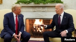 TƯ LIỆU: Tổng thống Mỹ Joe Biden hội kiến Tổng thống đắc cử Donald Trump tại Phòng Bầu dục ở Nhà Trắng ở Washington, Mỹ, ngày 13 tháng 11 năm 2024.