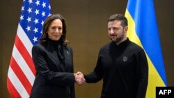 Вице-президент США Камала Харрис и президент Украины Владимир Зеленский во время саммита в Швейцарии, 15 июня 2024 года (Photo by ALESSANDRO DELLA VALLE/POOL/AFP).