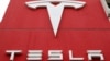 Logo pabrikan mobil Tesla terlihat di kantor cabang di Bern, Swiss, 28 Oktober 2020. (Foto: REUTERS/Arnd Wiegmann)