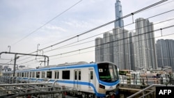 Tuyến metro Bến Thành-Suối Tiên đang băng ngang tòa nhà Landmark 81, tòa nhà cao nhất ở thành phố Hồ Chí Minh