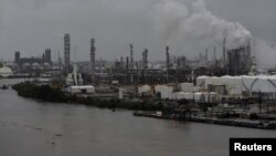 Нефтеперерабатывающий завод Valero Houston Refinery находится под угрозой затопления из-за урагана «Харви». Хьюстон, штат Техас