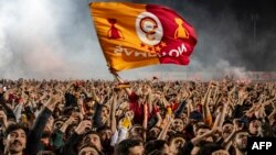 Galatasaray'ın şampiyonluğu, İstanbul başta olmak üzere birçok şehirde taraftarlarca kutlandı. 